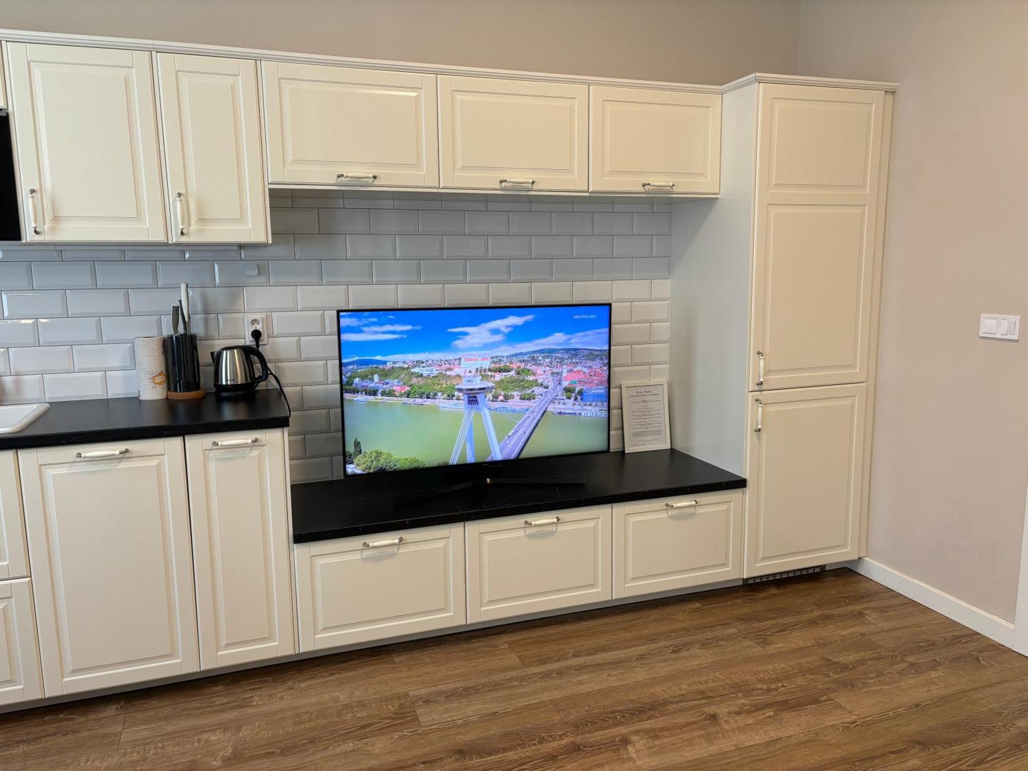 New Studio 3 - Self Check In, Parking Possible, Weekend Free Parking 브라티슬라바 외부 사진